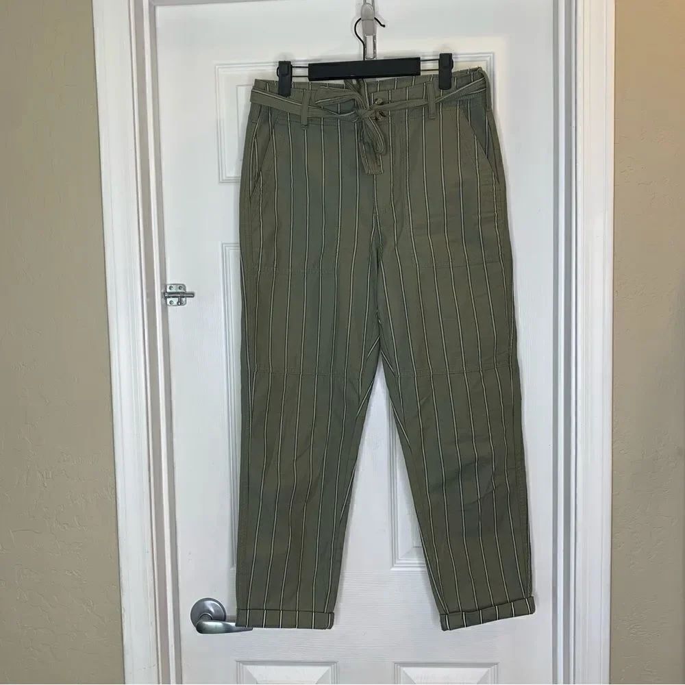 American Eagle Olive Green pin stripe Cropped Pants Size 4